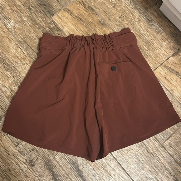 Athleta Skyline Short II size 6 cognac brown - Picture 6 of 6